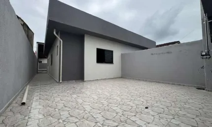 Casa com 2 quartos, piscina e churrasqueira em Itanhaém.