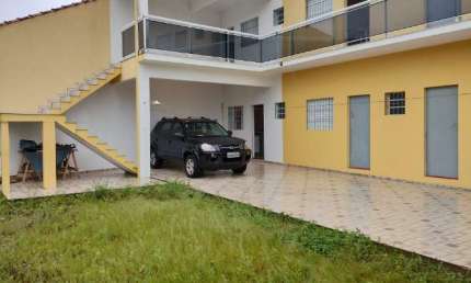 Casa com 6 kitnets ecárea gourmet com churrasqueira em Itanhaém.