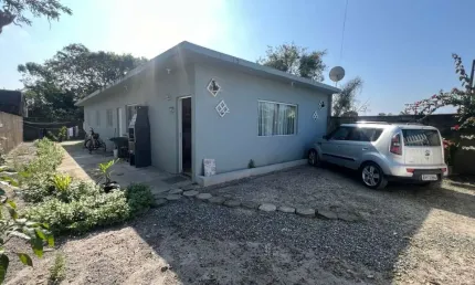 Casa com 3 quartos, churrasqueira e espaço para piscina em Itanhaém.