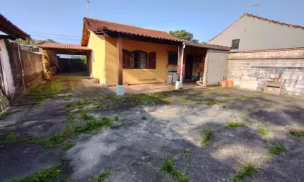 Casa com 2 quartos e espaço para piscina em Itanhaém.