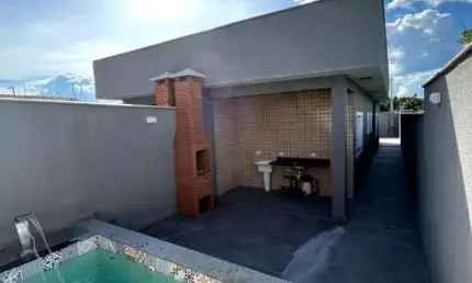 Casa com 2 quartos, piscina e churrasqueira em Itanhaém.