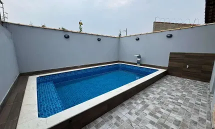 Casa com 2 quartos, piscina e área gourmet com churrasqueira em Itanhaém.