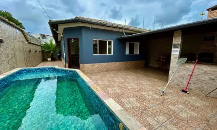 Casa na praia com piscina, 2 quartos e churrasqueira em Itanhaém.