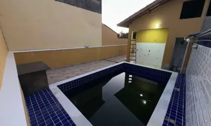 Casa com 2 quartos, piscina e área gourmet em Itanhaém.