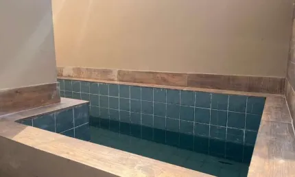 Casa em condomínio com piscina, 2 quartos e área gourmet em Itanhaém.