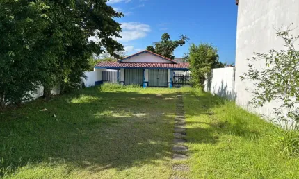 Casa com 2 quartos, espaço para piscina e jardim em itanhaém.