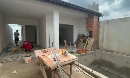 Casa com piscina, 2 quartos e churrasqueira em Peruíbe.