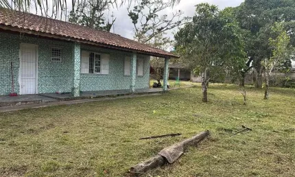 Chácara à 800m da rodovia com árvores frutíferas em Itanhaém.