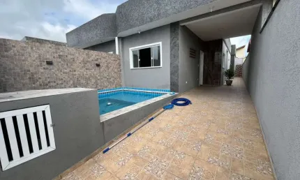Casa na praia com piscina e área gourmet em Peruíbe.