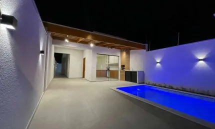 Casa com piscina, 2 quartos e área gourmet em Peruíbe.