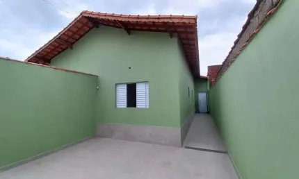 Casa com piscina, 2 quartos e churrasqueira em Mongaguá.