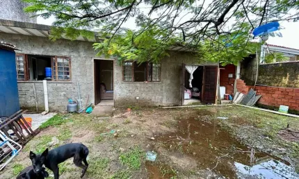 Casa à 800m do mar com espaço para piscina e jardim em Peruíbe.