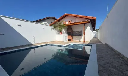 Casa na praia com piscina, 2 quartos e churrasqueira em Itanhaém.
