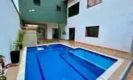 Casa na praia com 4 quartos, piscina e área gourmet em Peruíbe.