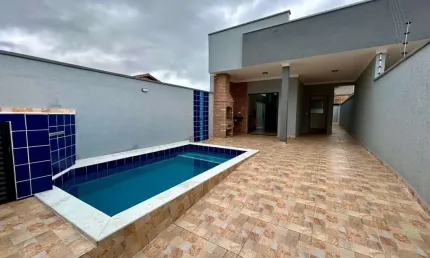 Casa na praia com piscina, 2 quartos e área gourmet em Peruíbe.