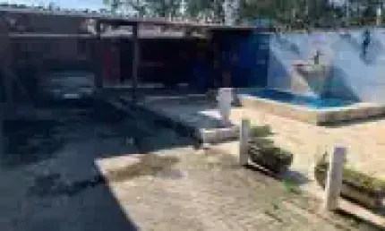 Casa na praia com 2 quartos, piscina e churrasqueira em Itanhaém.