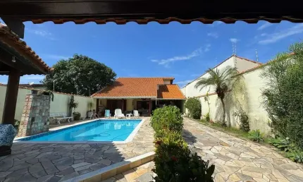 Casa na praia com 5 quartos, piscina e área gourmet em Peruíbe.