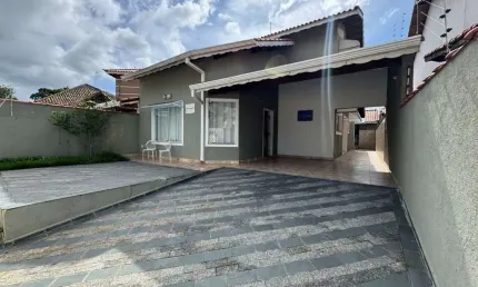Casa à 150m do mar com piscina e 4 quartos em Peruíbe.