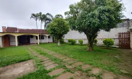 Casa com 2 quartos, área gourmet, jardim e espaço para piscina em Itanhaém.