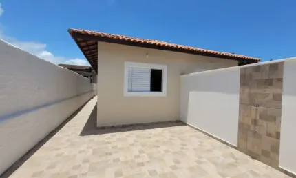 Casa com 2 quartos e espaço para piscina em Itanhaém.