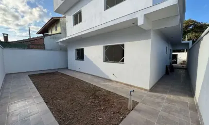 Casa com 2 quartos e espaço para piscina em Peruíbe.
