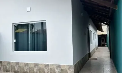 Casa com 2 quartos e área gourmet com churrasqueira em Itanhaém.