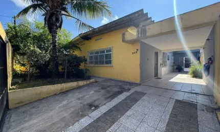 Casa com 2 quartos, área gourmet e edícula em Peruíbe.