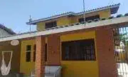 Casa com 5 quartos, piscina e churrasqueira em Itanhaém.