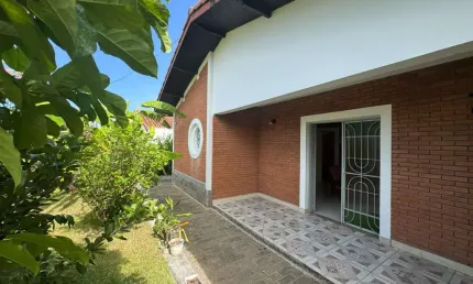 Casa na praia com área gourmet e edícula em Peruíbe.