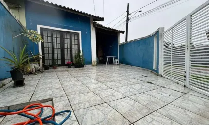 Casa lado praia com 2 quartos e área gourmet em Itanhaém.