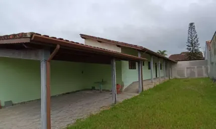 Casa com 2 quartos e espaço para piscina em Itanhaém.
