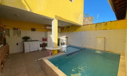 Casa com piscina, 2 quartos e área gourmet em Itanhaém.