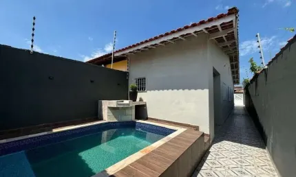 Casa na praia com piscina, 2 quartos e churrasqueira em Mongaguá.