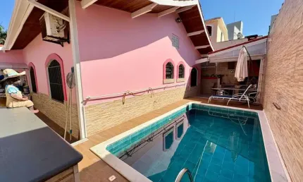 Casa com 3 quartos, piscina e churrasqueira em Peruíbe.