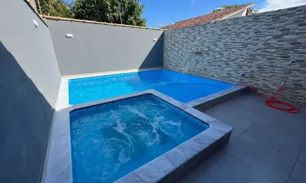 Casa com piscina, 2 quartos e área gourmet em Peruíbe.