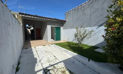 Casa com 2 quartos, área gourmet e espaço para piscina em Peruíbe.