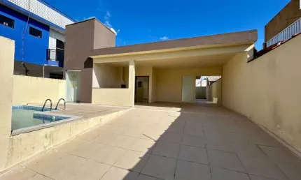 Casa com piscina, 3 quartos e churrasqueira em Peruíbe.