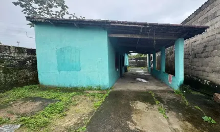 Casa lado praia com 2 quartos e espaço para piscina em Peruíbe.