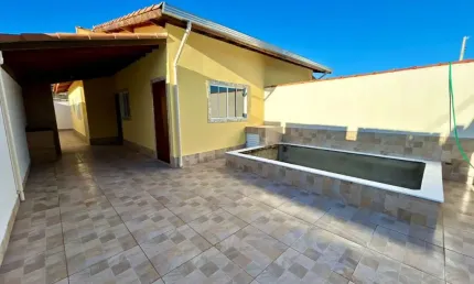 Casa com 2 quartos, piscina e área gourmet em Itanhaém.