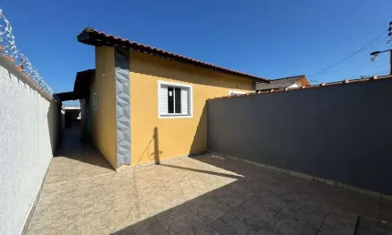 Casa com 2 quartos, piscina e churrasqueira em Itanhaém.
