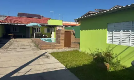 Casa com piscina, 2 quartos e churrasqueira em Itanhaém.