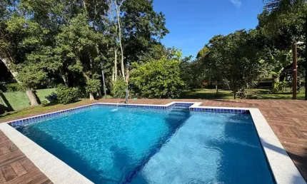 Chácara com piscina, 2 quartos e área gourmet em Peruíbe.