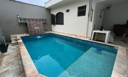 Casa com piscina, 3 quartos e churrasqueira em Itanhaém.
