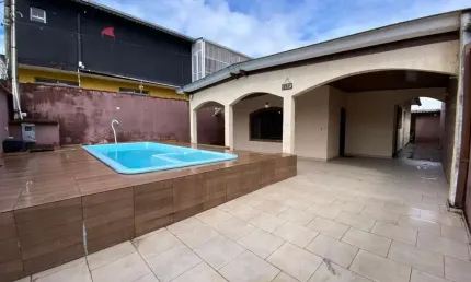 Casa com 2 quartos, piscina e churrasqueira em Peruíbe.