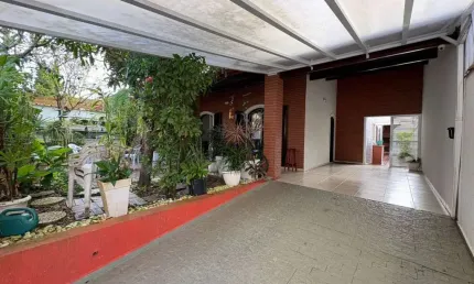 Casa à 180m do mar com 3 quartos, área gourmet e jardim em Peruíbe.