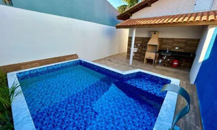 Casa na praia com piscina, 2 quartos e churrasqueira em Itanhaém.