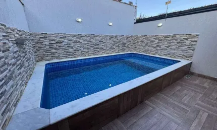Casa na praia com 2 quartos, piscina e área gourmet em Itanhaém.