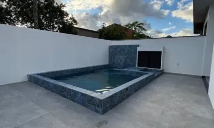 Casa com 2 quartos, piscina e área gourmet em itanhaém.