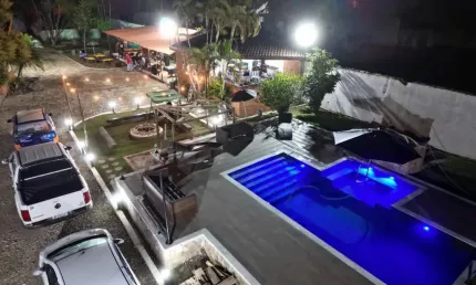 Chácara com piscina, 3 quartos, área gourmet e lago em Itanhaém.