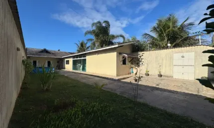 Casa com 3 quartos, churrasqueira e espaço para piscina em Peruíbe.